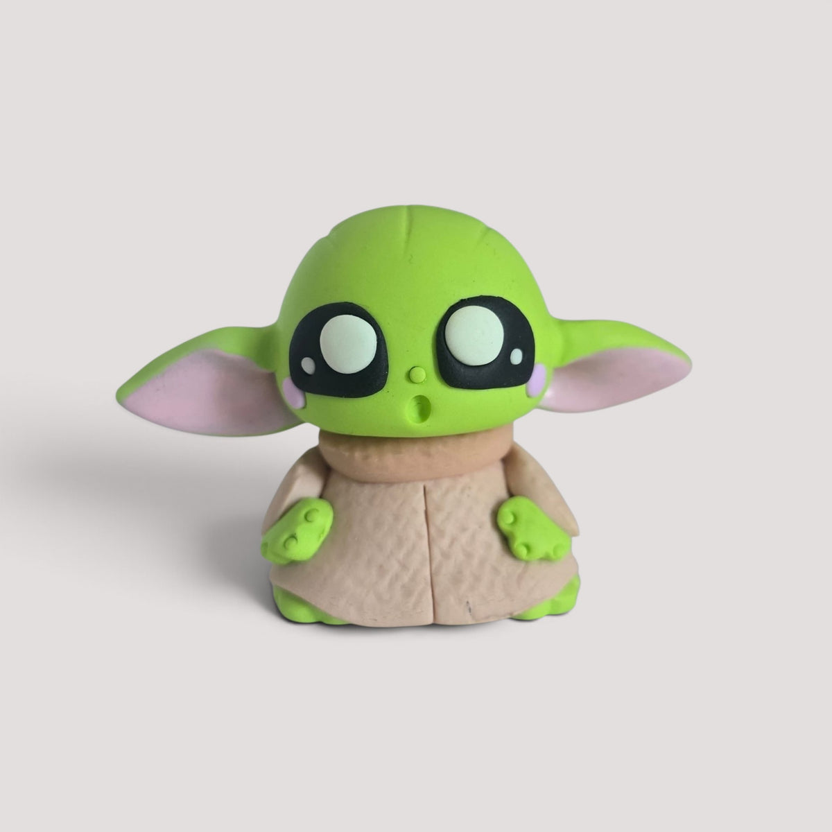 Statuetta artigianale El Muñequero Art di Baby Yoda verde con grandi occhi neri e tunica beige